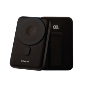 پاوربانک مگ سیف گرنداسکای مدل GPW-100 به رنگ سیاه در دست کاربر، طراحی سبک و مقاوم برای استفاده روزمره.