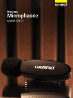 میکروفون یقه‌ای گرنداسکای در حال استفاده حین ضبط پادکست یا ویدیو آموزشی