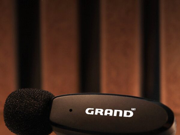 میکروفون یقه‌ای گرنداسکای در حال استفاده حین ضبط پادکست یا ویدیو آموزشی